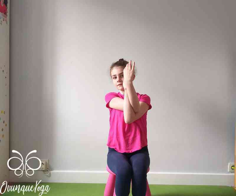 Posizione yoga dell'acquila per bambini